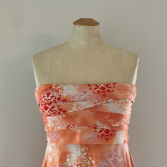 CLASSIQUE peach tie-dye jersey strapless dress w/ damask motif & pleated bodice. - Picture 5 of 9